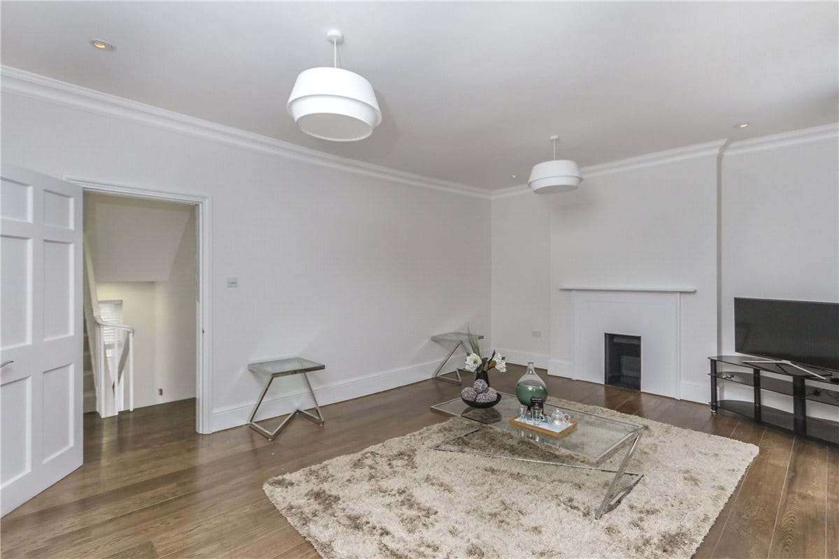 2 bedroom flat, Manchester Street, Marylebone W1U - Available