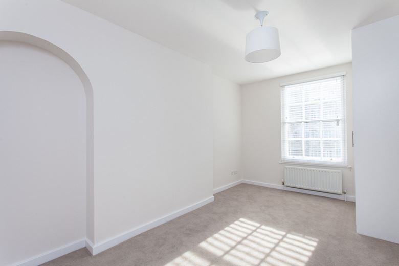 3 bedroom flat, George Street, Marylebone W1H - Available
