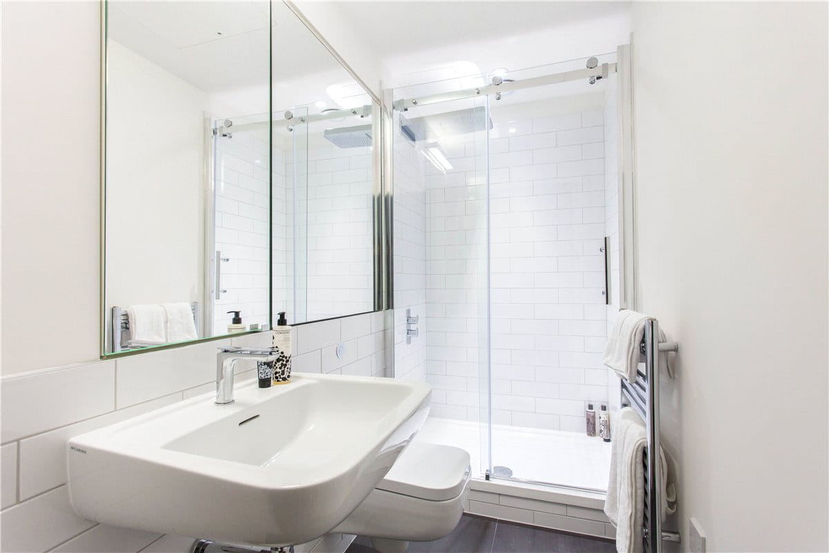 3 bedroom flat, Rathbone Place, Fitzrovia W1T - Available