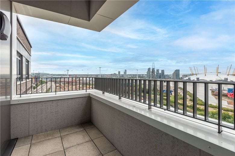 2 bedroom flat, Heartwell Avenue, London E16 - Let Agreed