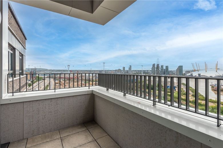 3 bedroom flat, Heartwell Avenue, London E16 - Let Agreed
