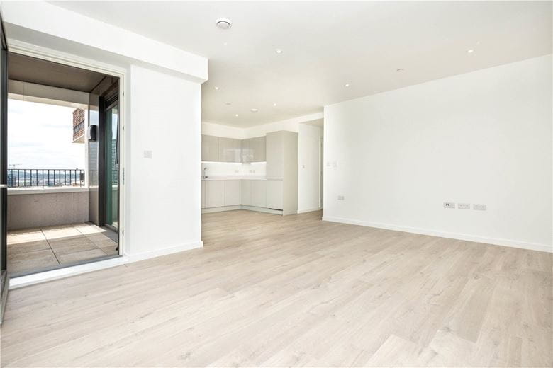 3 bedroom flat, Heartwell Avenue, London E16