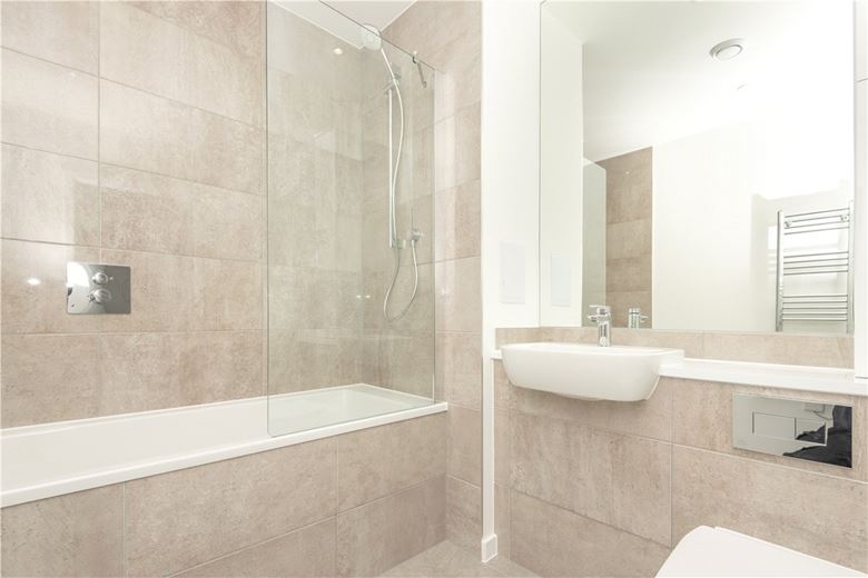 2 bedroom flat, Heartwell Avenue, London E16