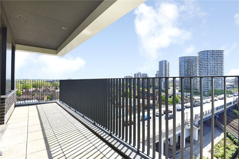 2 bedroom flat, Heartwell Avenue, London E16 - Let Agreed