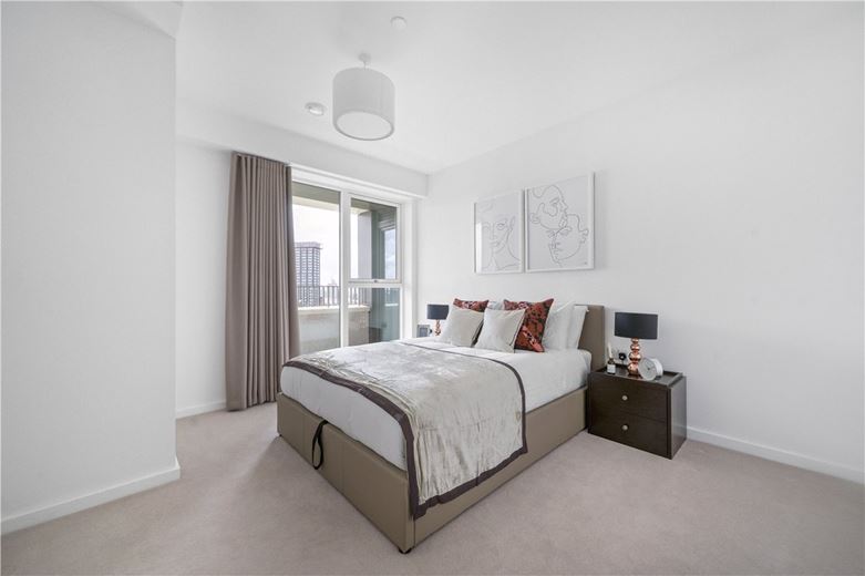 3 bedroom flat, Heartwell Avenue, London E16 - Available