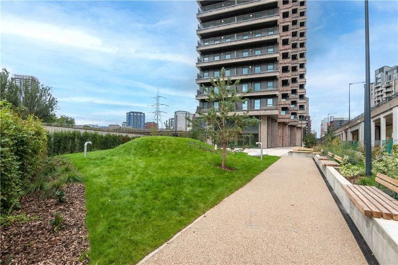 2 bedroom flat, Heartwell Avenue, London E16 - Let Agreed