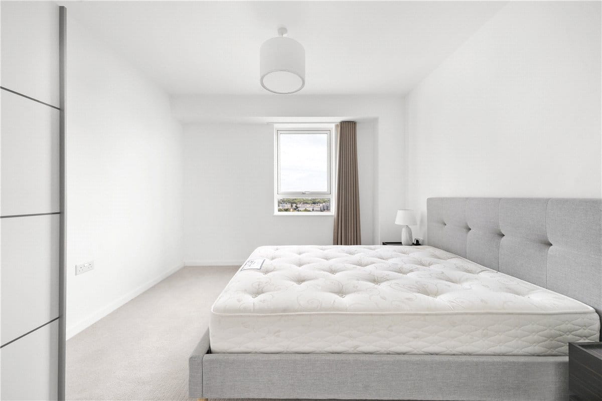 3 bedroom flat, Heartwell Avenue, London E16 - Available