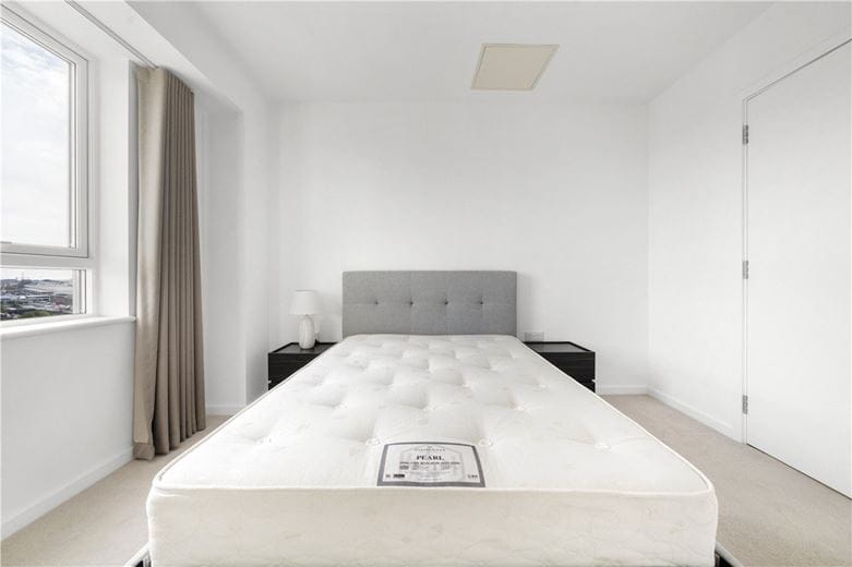 3 bedroom flat, Heartwell Avenue, London E16 - Available