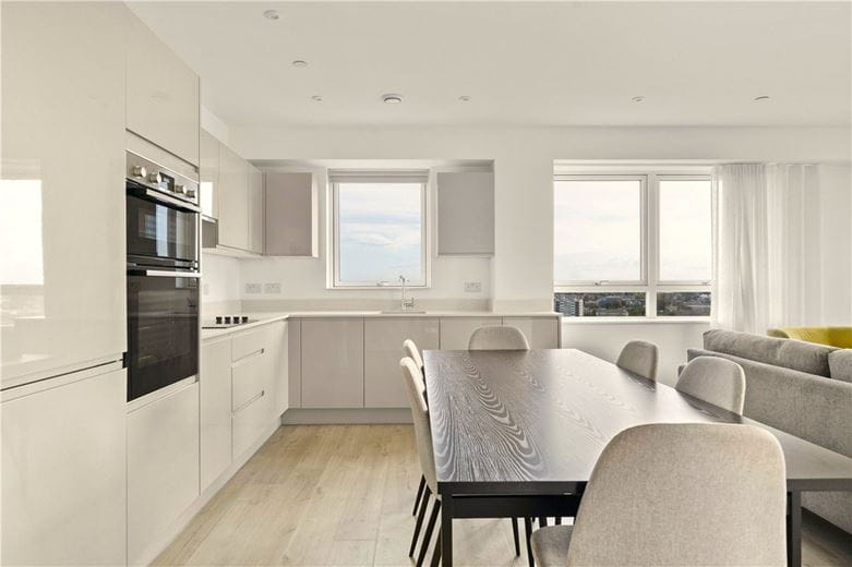 3 bedroom flat, Heartwell Avenue, London E16 - Available