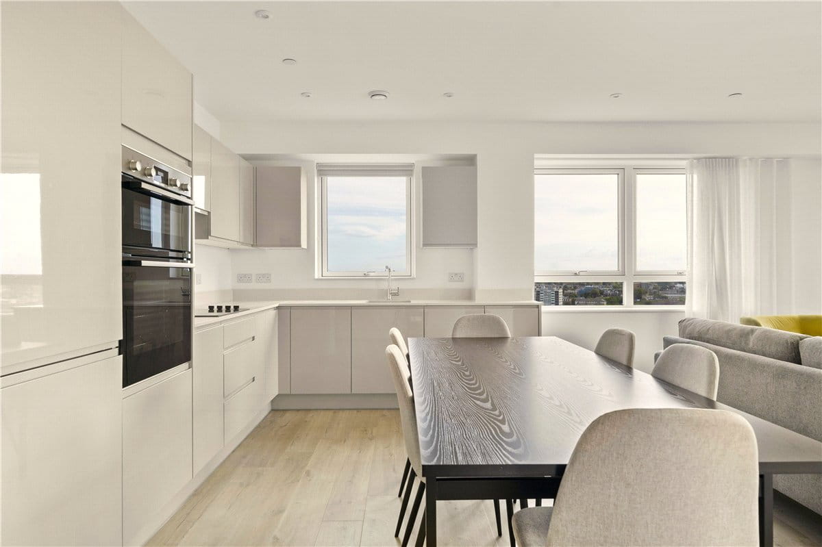 3 bedroom flat, Heartwell Avenue, London E16 - Available