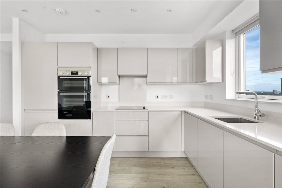 3 bedroom flat, Heartwell Avenue, London E16 - Available