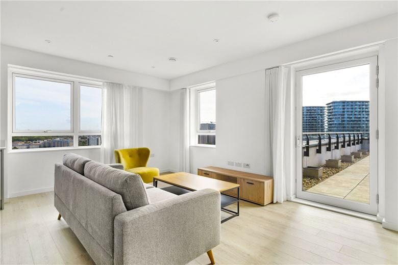 3 bedroom flat, Heartwell Avenue, London E16 - Available