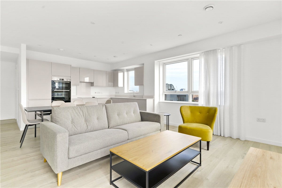 3 bedroom flat, Heartwell Avenue, London E16 - Available