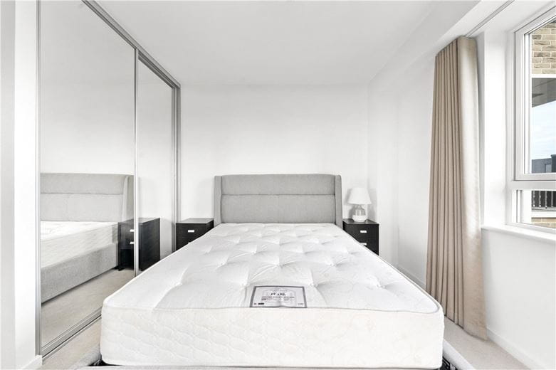 3 bedroom flat, Heartwell Avenue, London E16 - Available