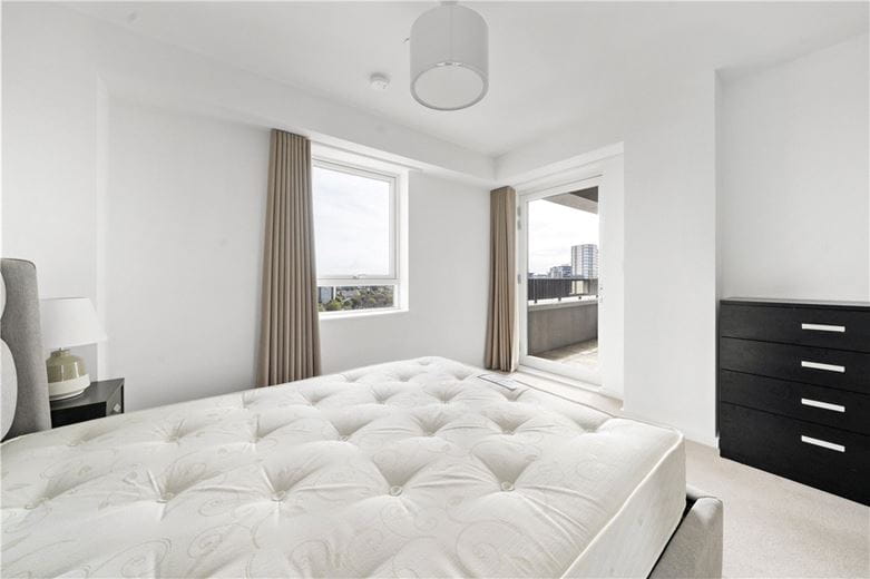 3 bedroom flat, Heartwell Avenue, London E16 - Available