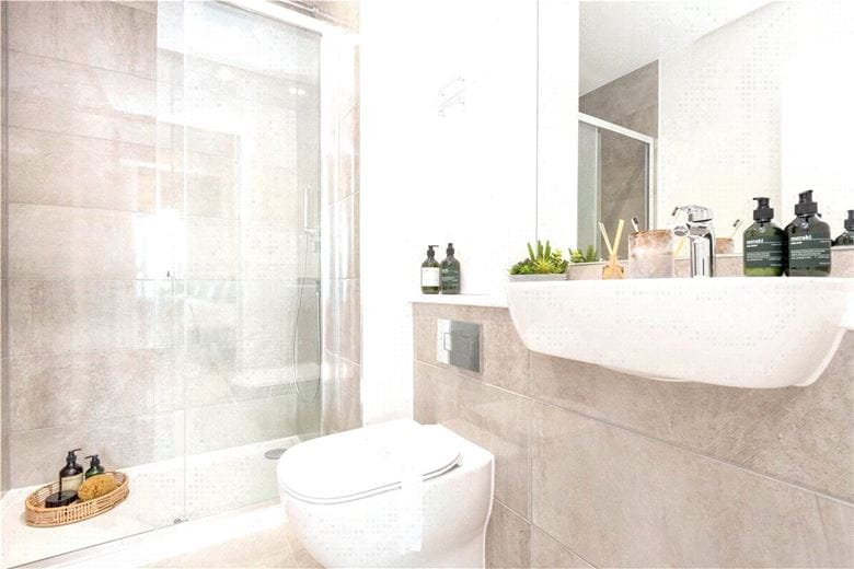 2 bedroom flat, Heartwell Avenue, London E16 - Available