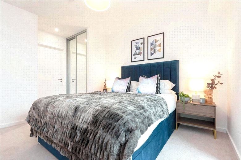 2 bedroom flat, Heartwell Avenue, London E16 - Available