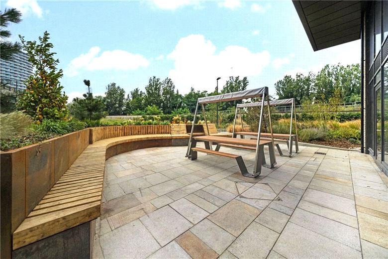 1 bedroom flat, Heartwell Avenue, London E16 - Available