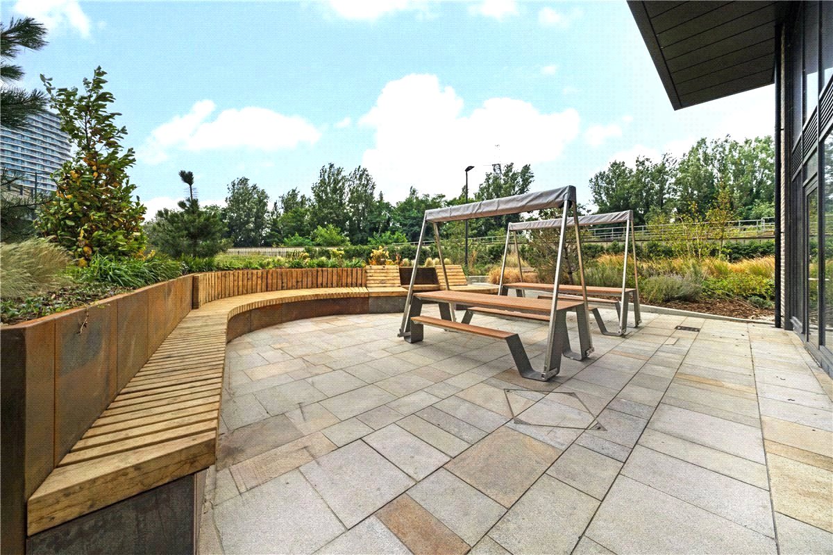 1 bedroom flat, Heartwell Avenue, London E16 - Available