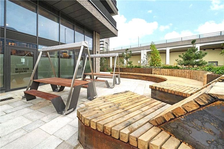 1 bedroom flat, Heartwell Avenue, London E16 - Available