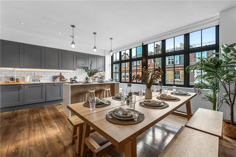 2 bedroom flat, Great Titchfield Street, London W1W - Available