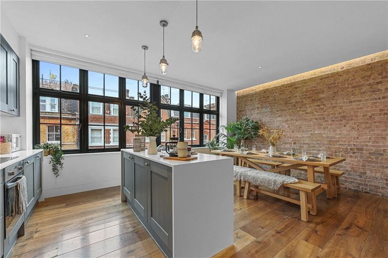 2 bedroom flat, Great Titchfield Street, London W1W - Available