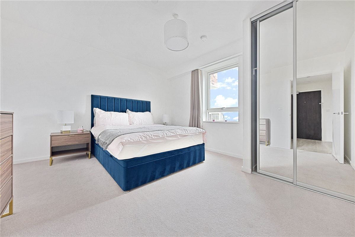 2 bedroom flat, Heartwell Avenue, London E16 - Available