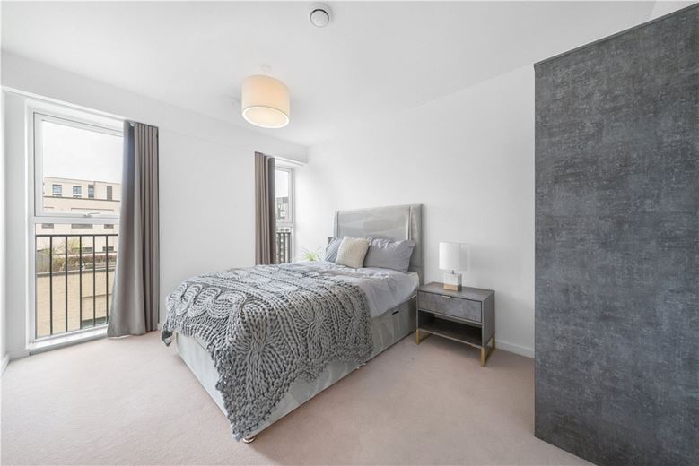 3 bedroom flat, Heartwell Avenue, London E16 - Available