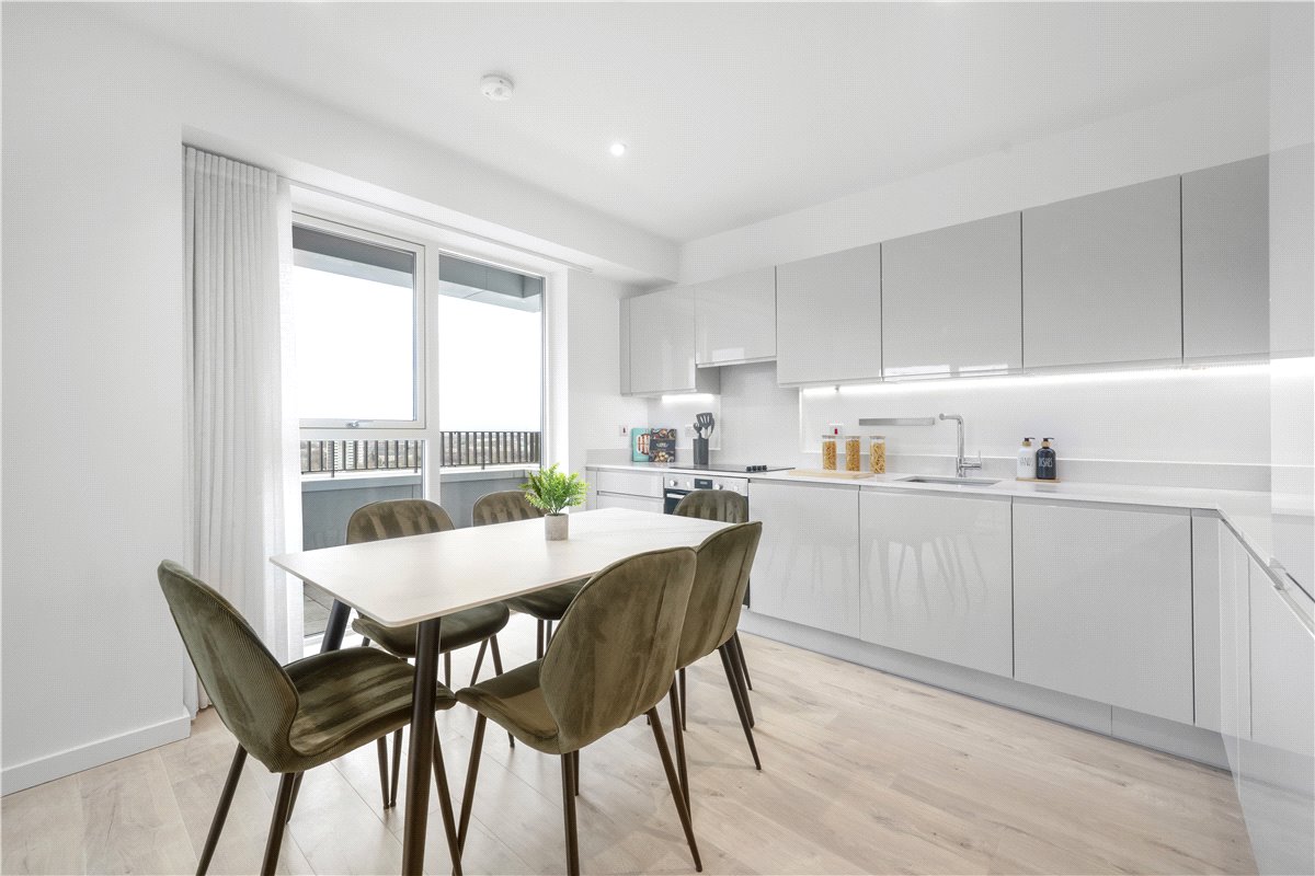 3 bedroom flat, Heartwell Avenue, London E16 - Available