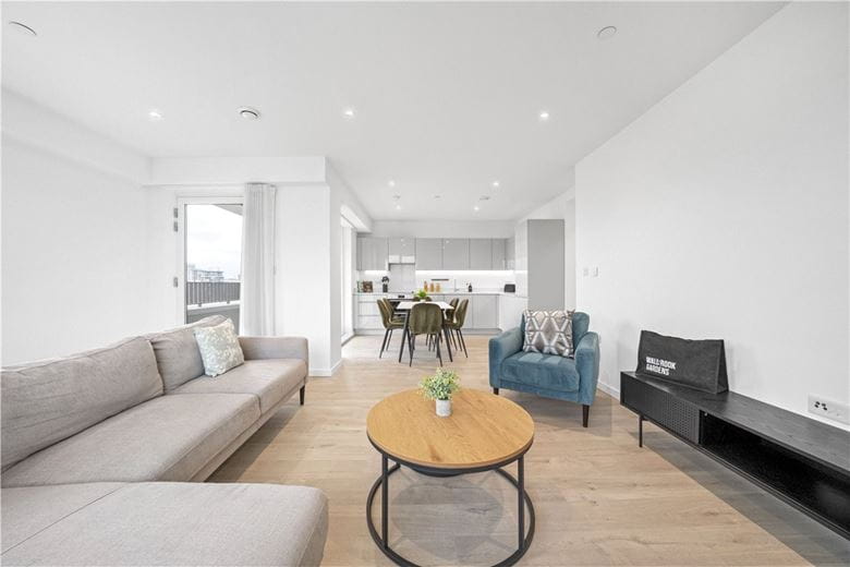 3 bedroom flat, Heartwell Avenue, London E16 - Available