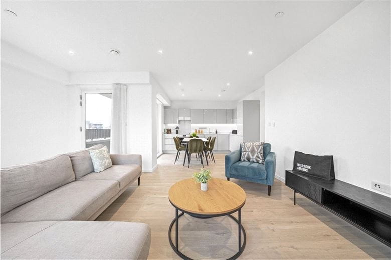 3 bedroom flat, Heartwell Avenue, London E16 - Available