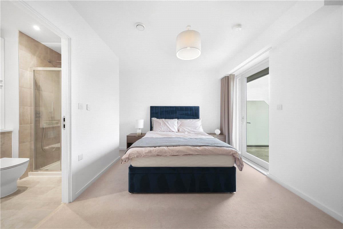 3 bedroom flat, Heartwell Avenue, London E16 - Available