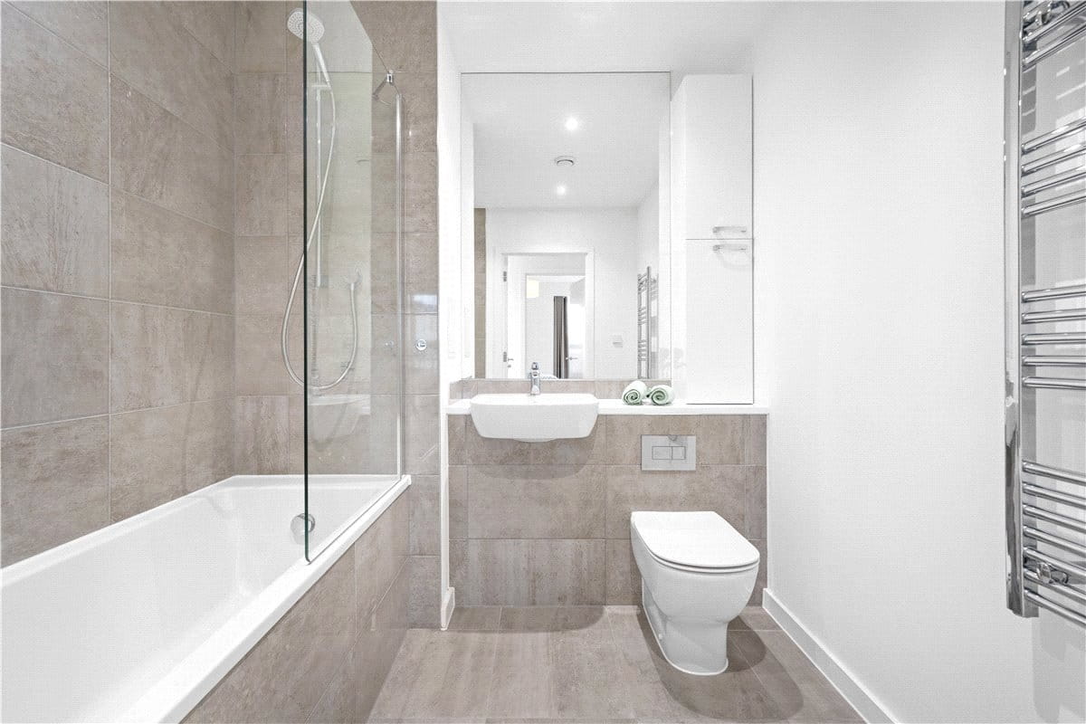 3 bedroom flat, Heartwell Avenue, London E16 - Available