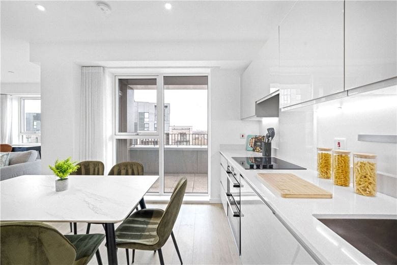 3 bedroom flat, Heartwell Avenue, London E16 - Available