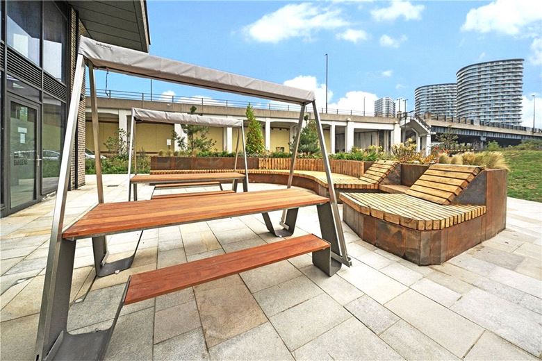 3 bedroom flat, Heartwell Avenue, London E16 - Available