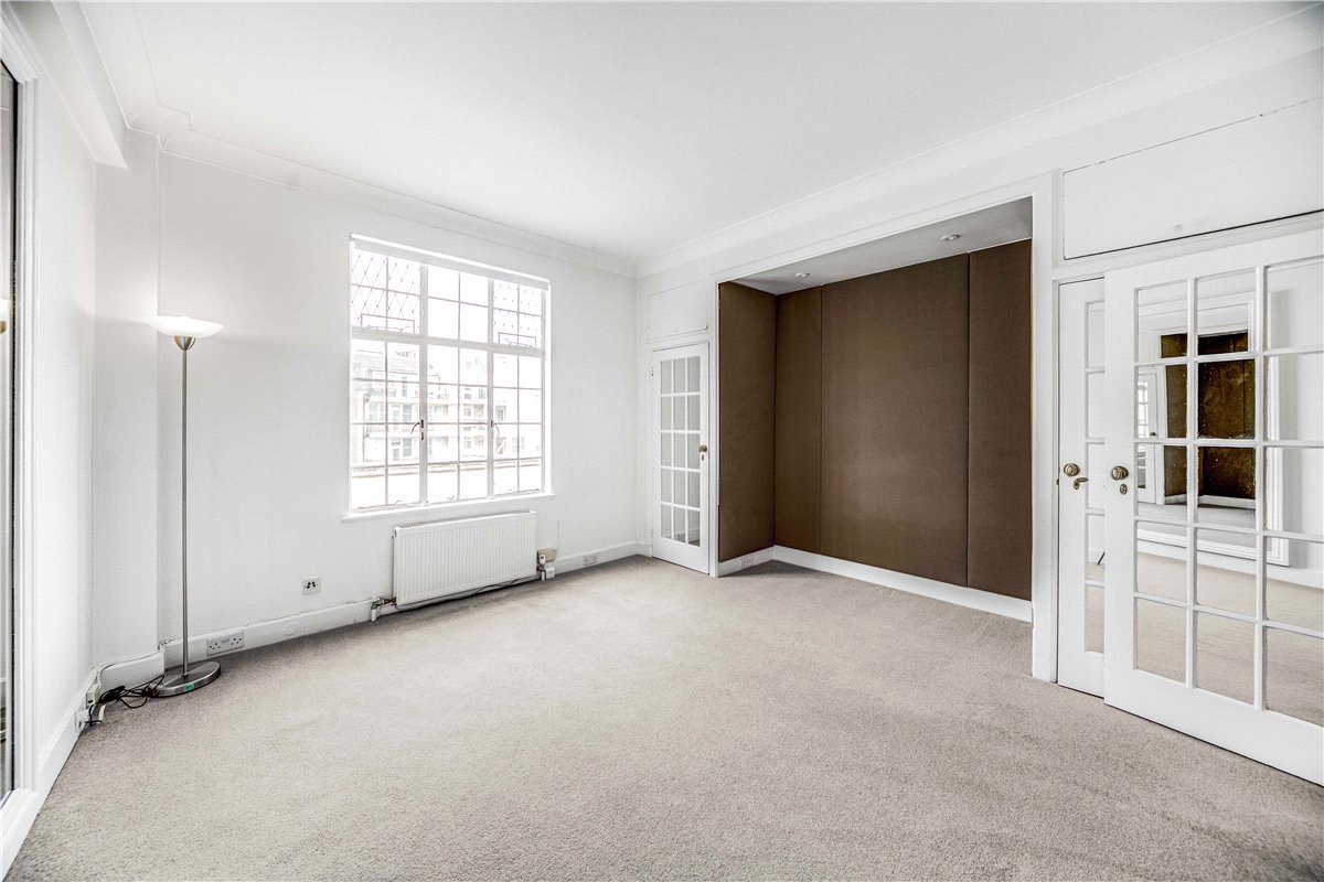  bedroom flat, Hallam Street, London W1W - Available