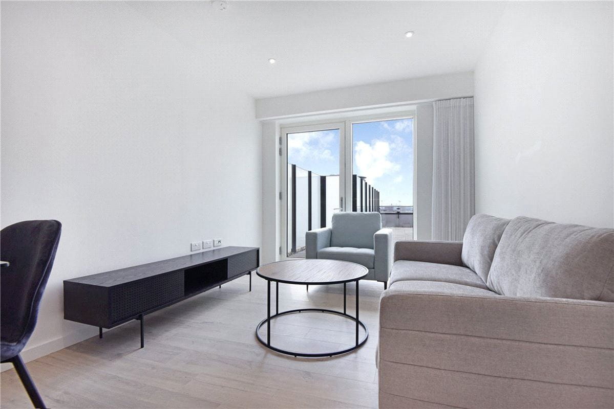 2 bedroom flat, Heartwell Avenue, London E16 - Available