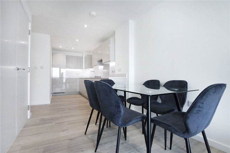 2 bedroom flat, Heartwell Avenue, London E16 - Available