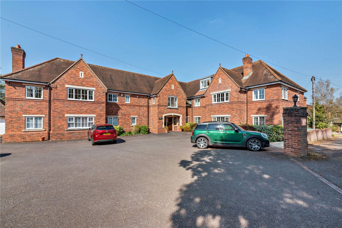 3 bedroom flat, Woodridge, Newbury RG14 - Available