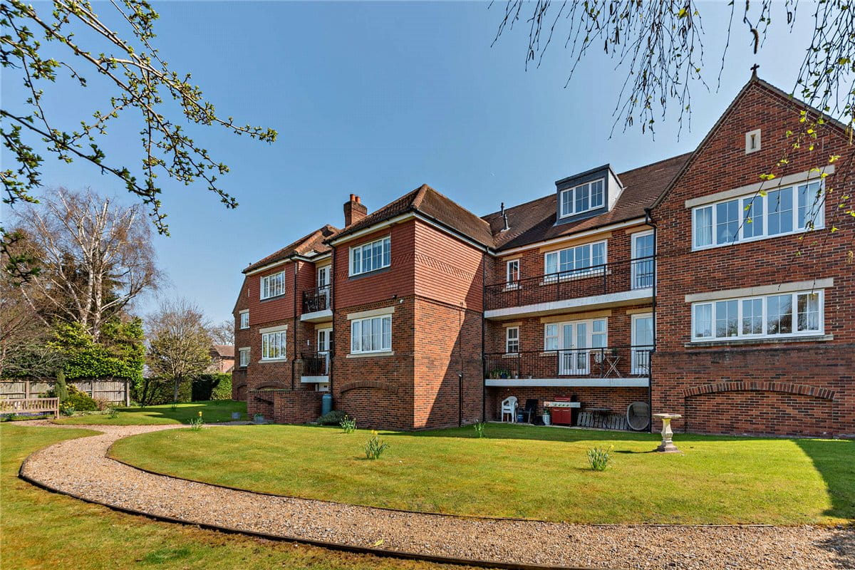 3 bedroom flat, Woodridge, Newbury RG14 - Available