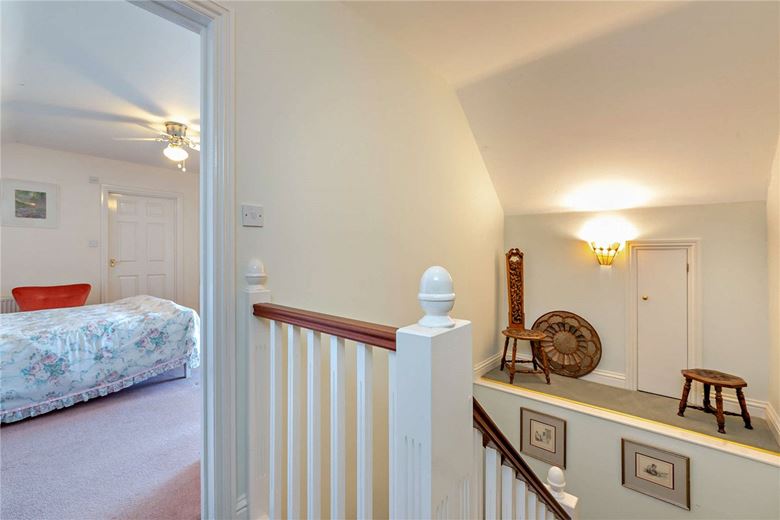 3 bedroom flat, Woodridge, Newbury RG14 - Available