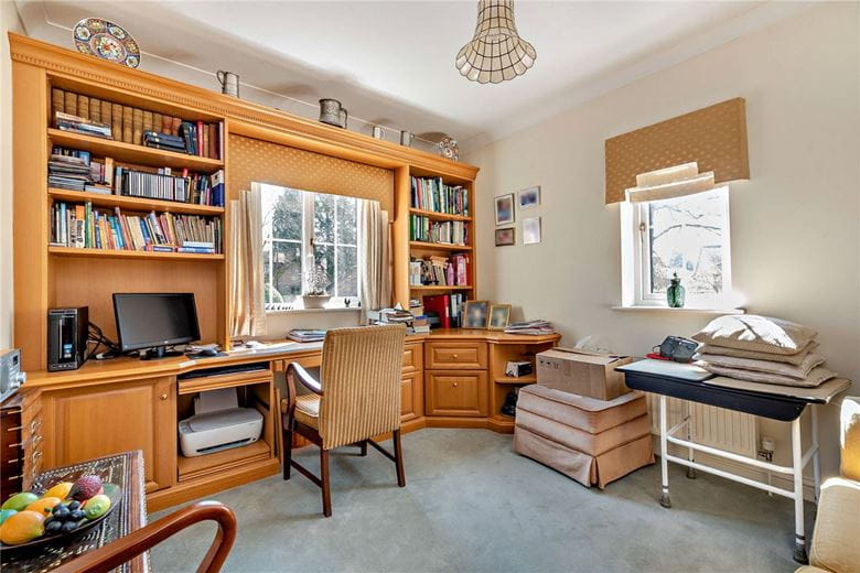 3 bedroom flat, Woodridge, Newbury RG14 - Available