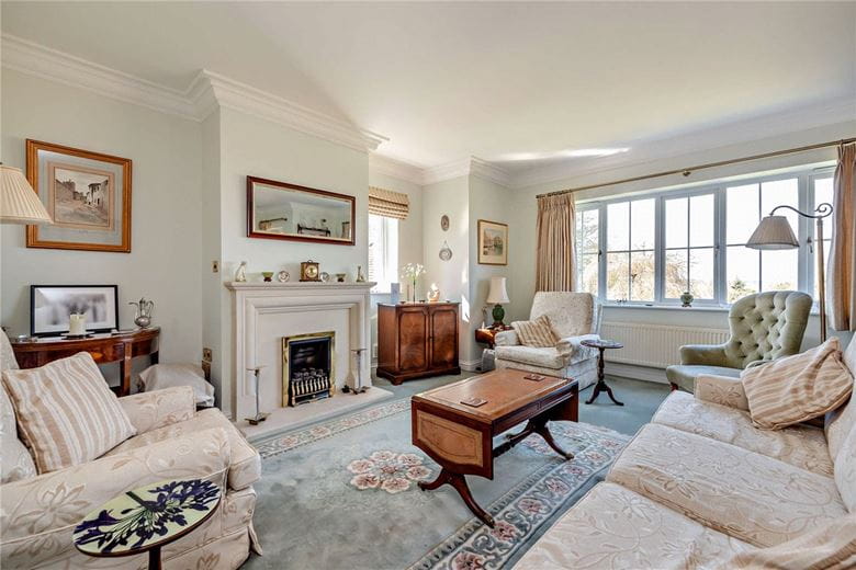 3 bedroom flat, Woodridge, Newbury RG14 - Available