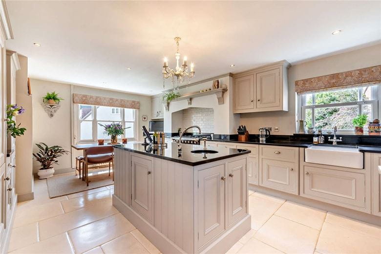 5 bedroom house, High Street, Chieveley RG20 - Available