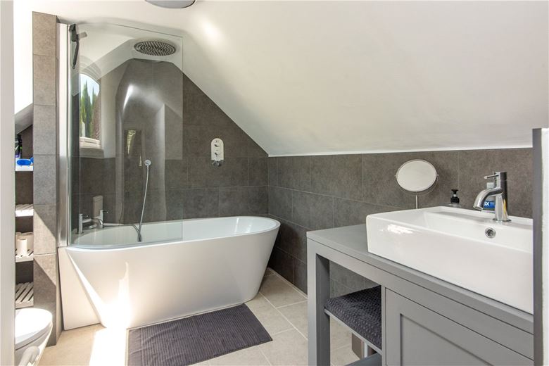 4 bedroom house, Bucklebury Alley, Cold Ash RG18 - Available