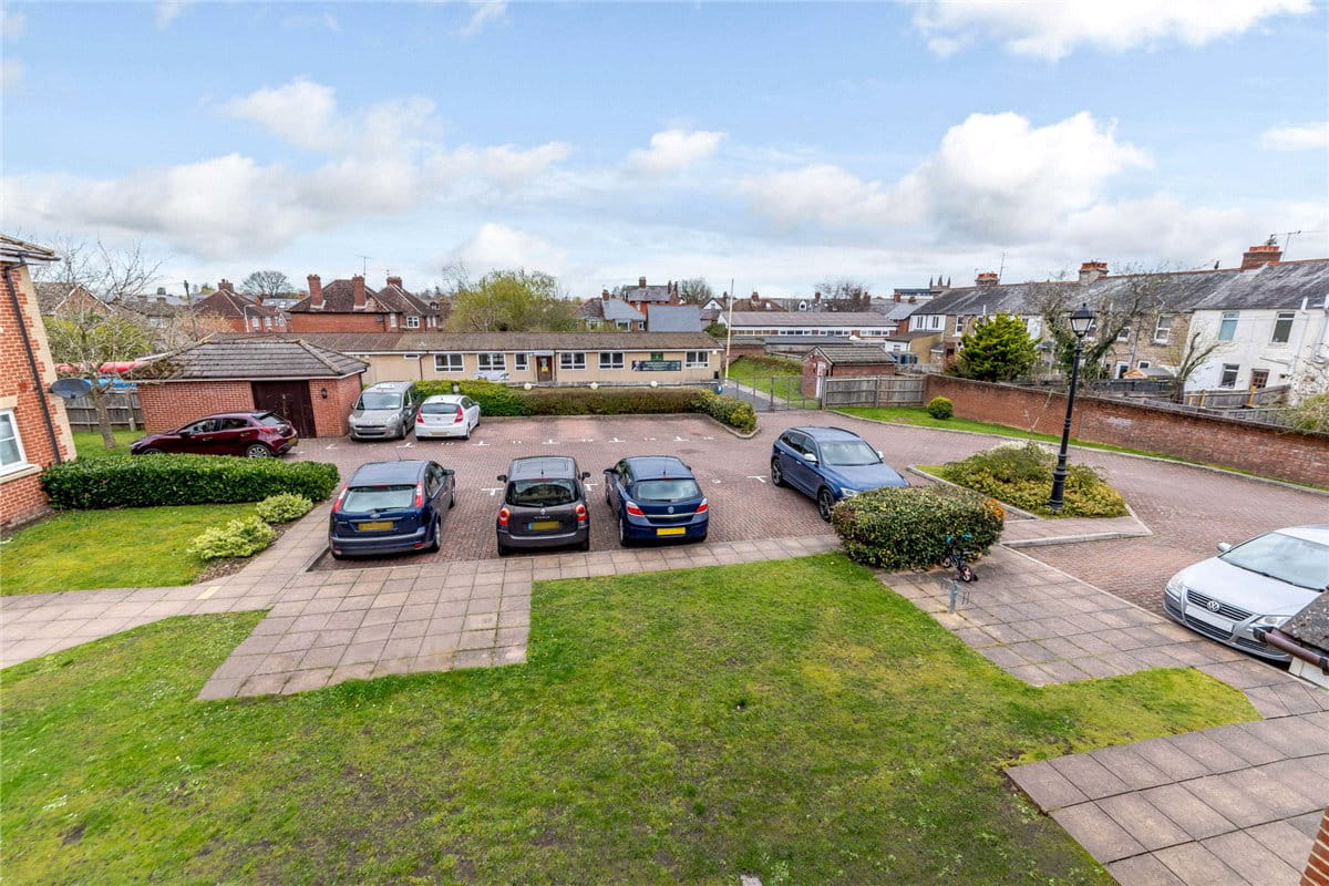 2 bedroom flat, St. Michaels Road, Newbury RG14 - Available