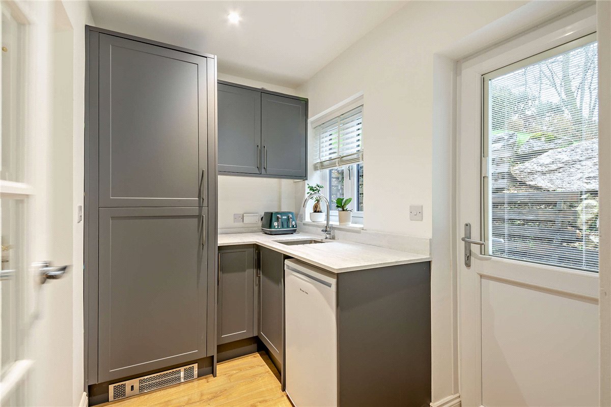 4 bedroom house, Crookham Hill, Crookham Common RG19 - Available