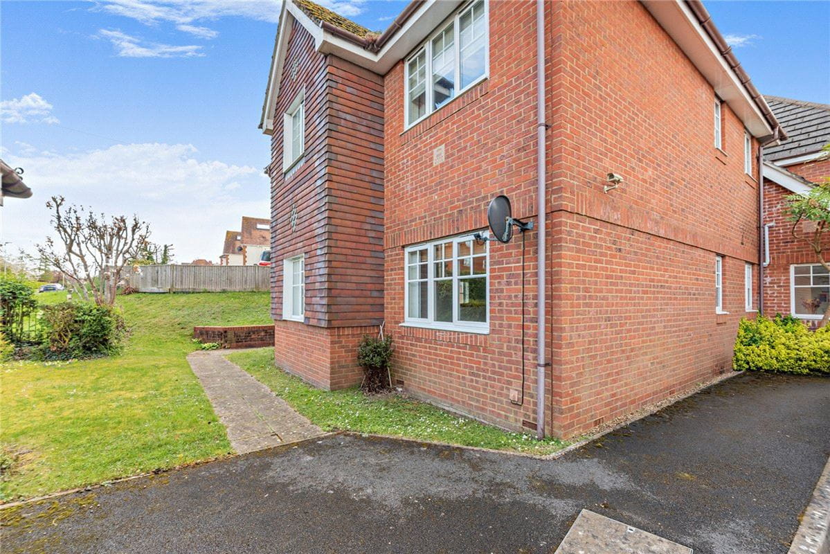 2 bedroom flat, Newtown Road, Newbury RG14 - Available