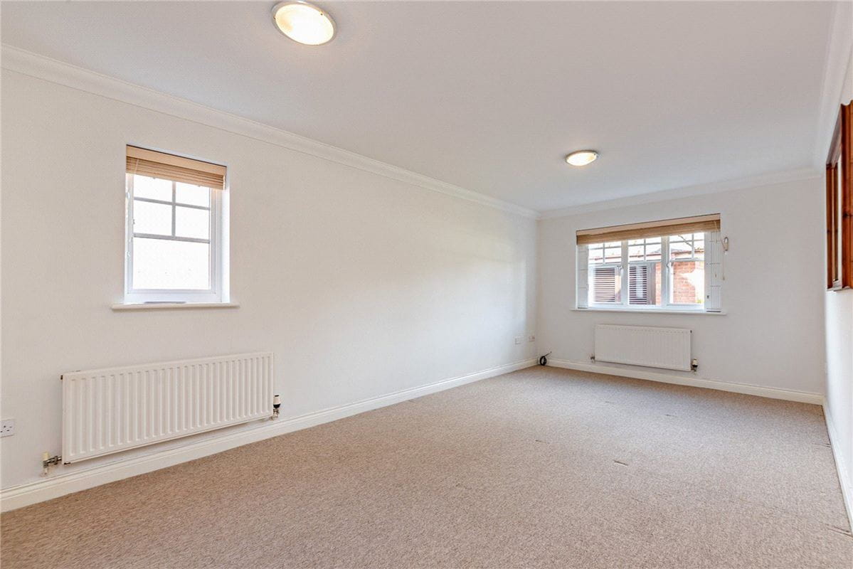 2 bedroom flat, Newtown Road, Newbury RG14 - Available