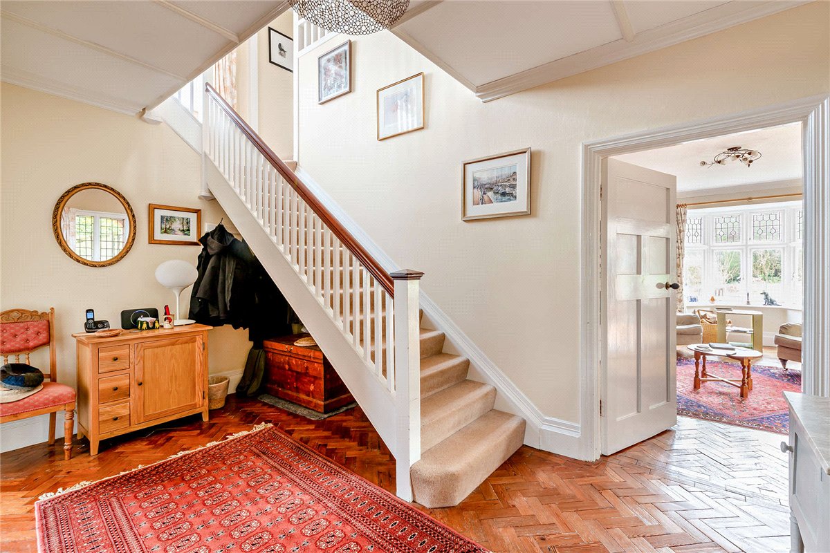 5 bedroom house, Andover Road, Newbury RG14 - Available